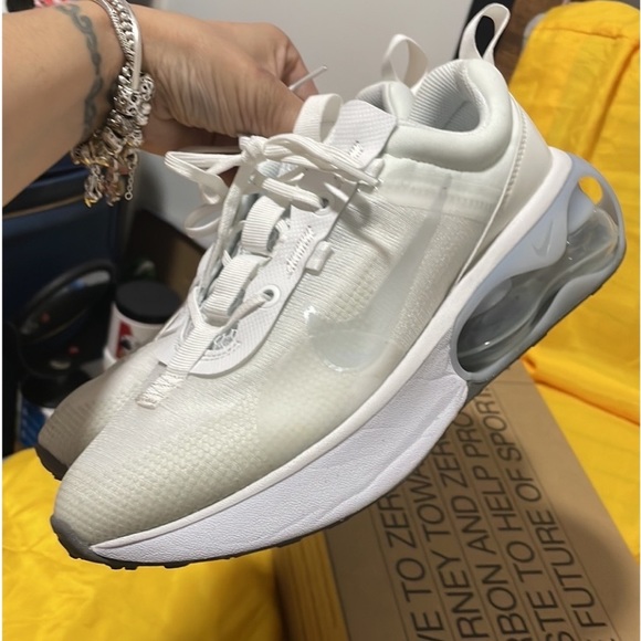 Nike like new - Picture 2 of 9